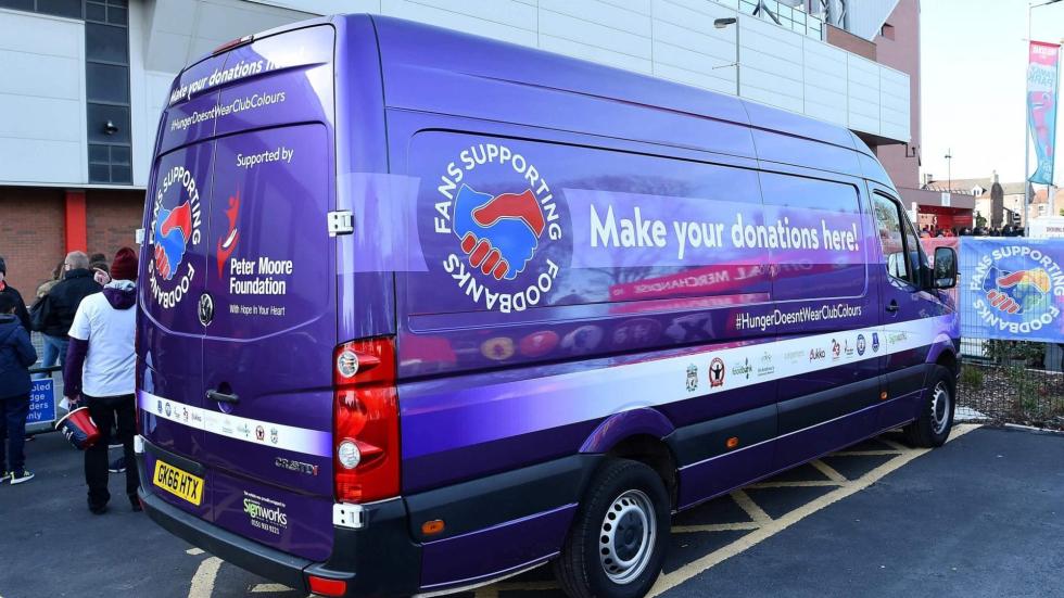 LFC Foundation dan Forever Reds menunjukkan dukungan untuk Fans yang Mendukung Foodbank setelah pencurian Anfield