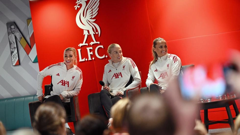 บอส LFC Women และทีมไตรมาแสดงในอีเวนต์พิเศษสำหรับพรีซีซั่นแอนฟิลด์