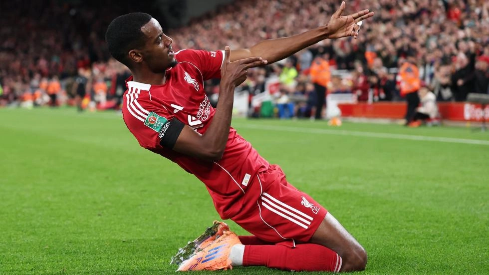 alexander-isak-adidas-