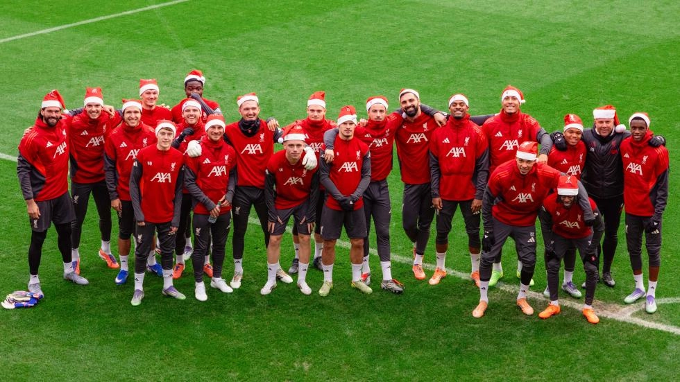 Galería: El equipo del Liverpool posa para una foto anual de Navidad