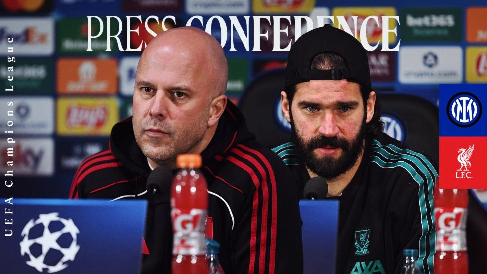 グリニッジ標準時午後 6 時 45 分：リバプールのプレインテルナツィオナーレ記者会見をライブ視聴