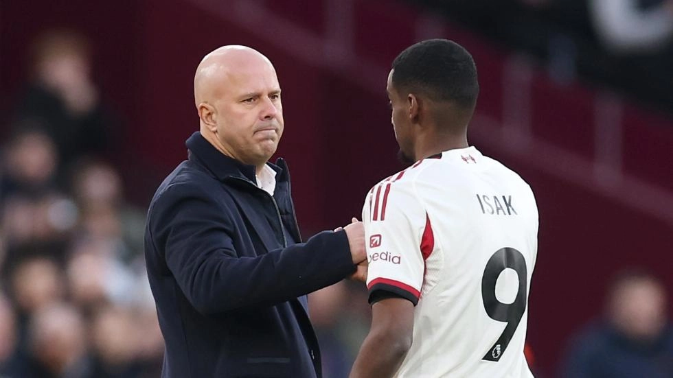 Arne Slot confía en que Alexander Isak volverá a jugar esta temporada