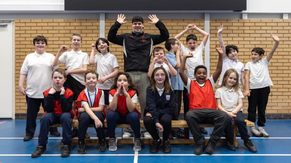 Milos Kerkez mengunjungi sekolah SEN saat kemitraan LFC Foundation dan Steve Morgan Foundation berkembang