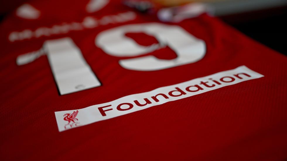 Logo Yayasan LFC akan ditampilkan dengan bangga di kaos Wanita LFC