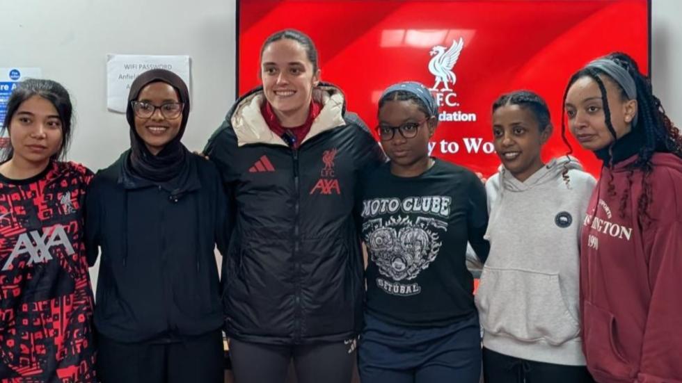 Kunjungan kejutan Faye Kirby menyoroti perjalanan Pathway to Works yang menginspirasi Nasrin