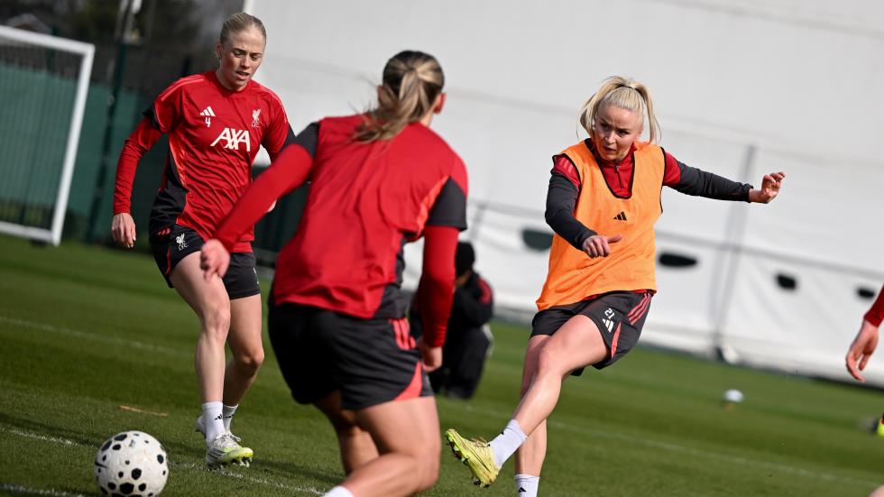 Foto pelatihan: Wanita LFC bersiap untuk perjalanan ke Brighton