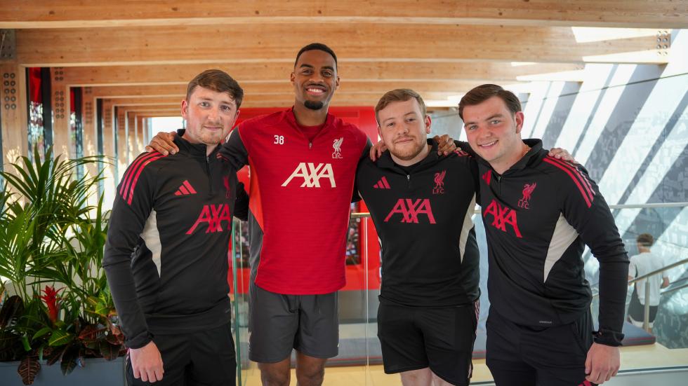 Magang Yayasan LFC bertemu Andy Robertson dan Ryan Gravenberch