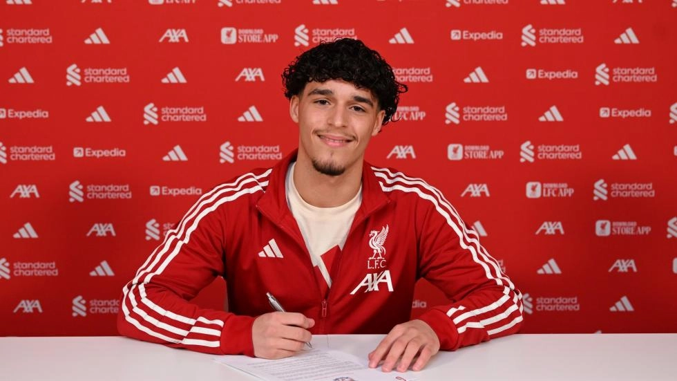 DJ Esdaille assina primeiro contrato profissional com o Liverpool FC