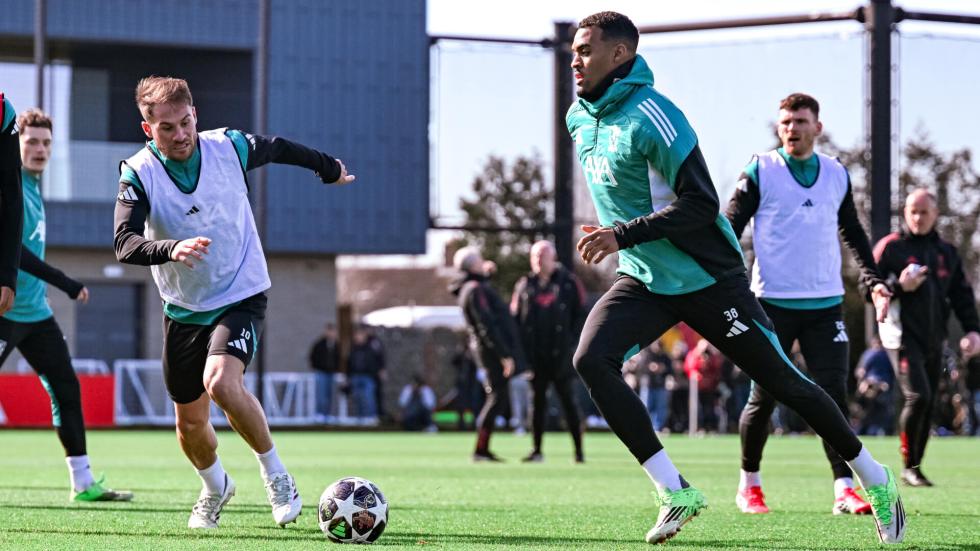 12.15 BST: Tonton Liverpool dalam pelatihan pra-PSG secara langsung