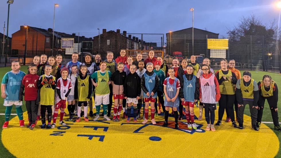 Gemma Evans dan Faye Kirby menginspirasi generasi berikutnya di sesi Yayasan LFC