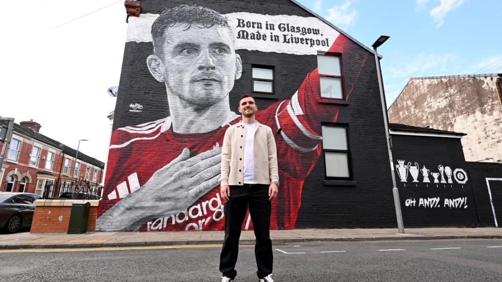Dalam foto: Andy Robertson berkunjung ke mural Anfield-nya