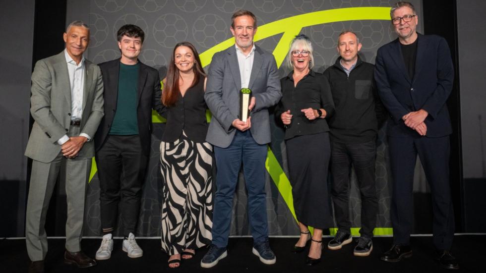 Yayasan LFC menerima penghargaan Skema Komunitas Terbaik di Football Business Awards