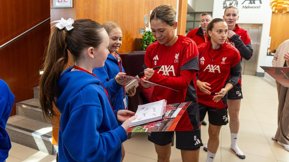 Siswi lokal bertemu skuad Wanita LFC di Pusat Pelatihan AXA Melwood