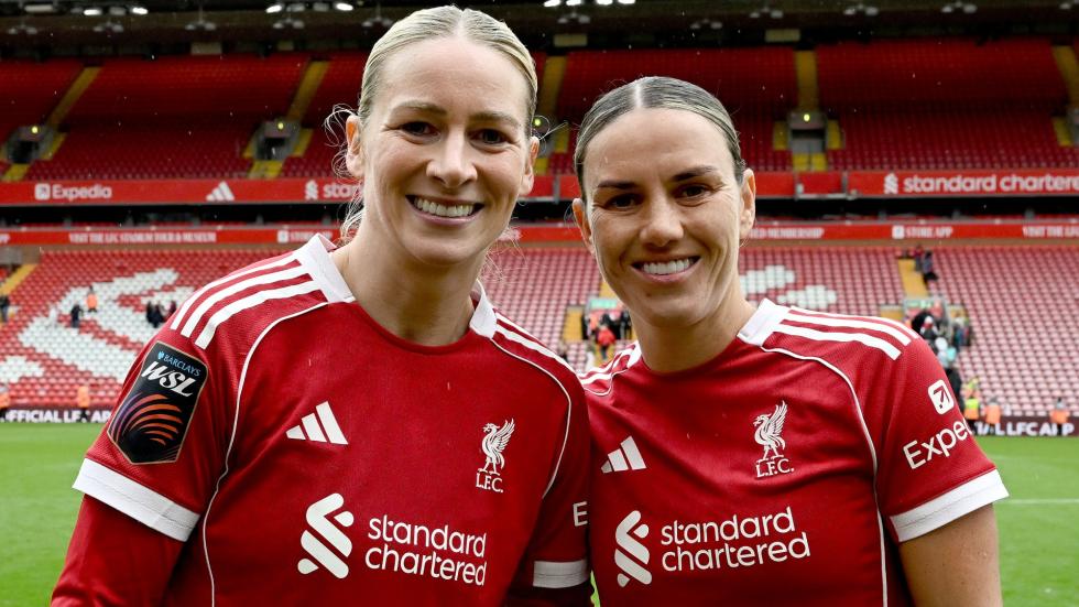 Dalam foto: Penghormatan Anfield untuk Gemma Bonner dan Gemma Evans