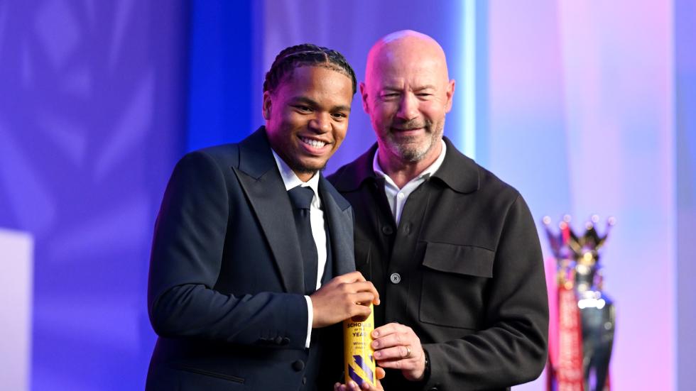 Rio Ngumoha memenangkan penghargaan Debutant of the Season dan Scholar of the Year di Liga Premier