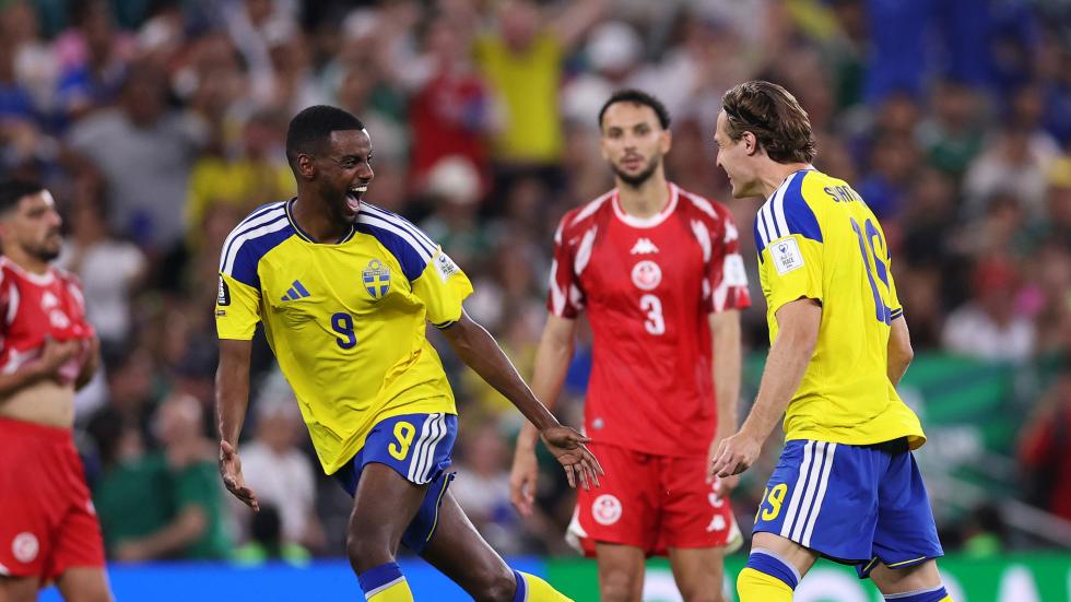 Piala Dunia: Alexander Isak mencetak dua gol dan assist untuk Swedia