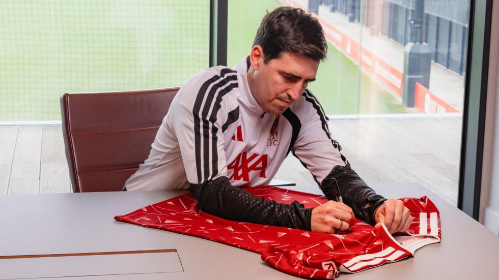 Kompetisi: Memenangkan baju Liverpool yang ditandatangani oleh Andoni Iraola