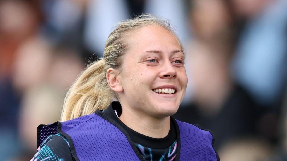 Internasional: Alice Bergstrom mencetak gol, Zara Shaw beraksi