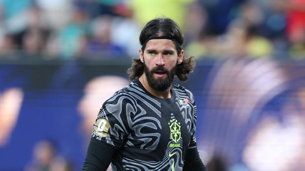 Alisson Becker bermain saat Brasil bermain imbang dengan Maroko di Pembuka Piala Dunia