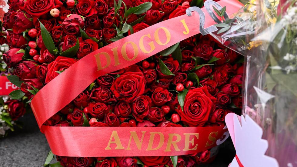 Penghormatan ulang tahun diberikan kepada Diogo Jota dan André Silva di Anfield