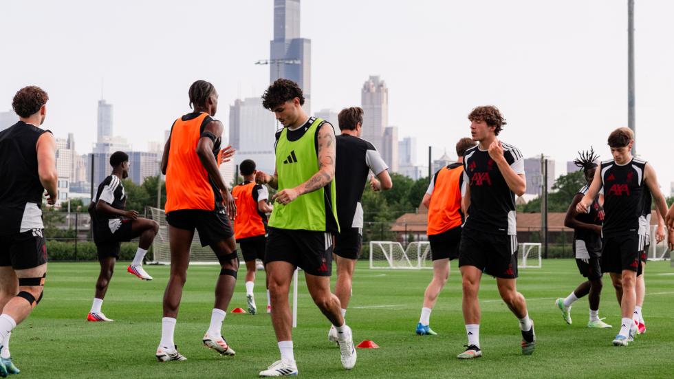 Foto: Stefan Bajcetic terlibat dalam sesi pelatihan Liverpool terbaru di Chicago
