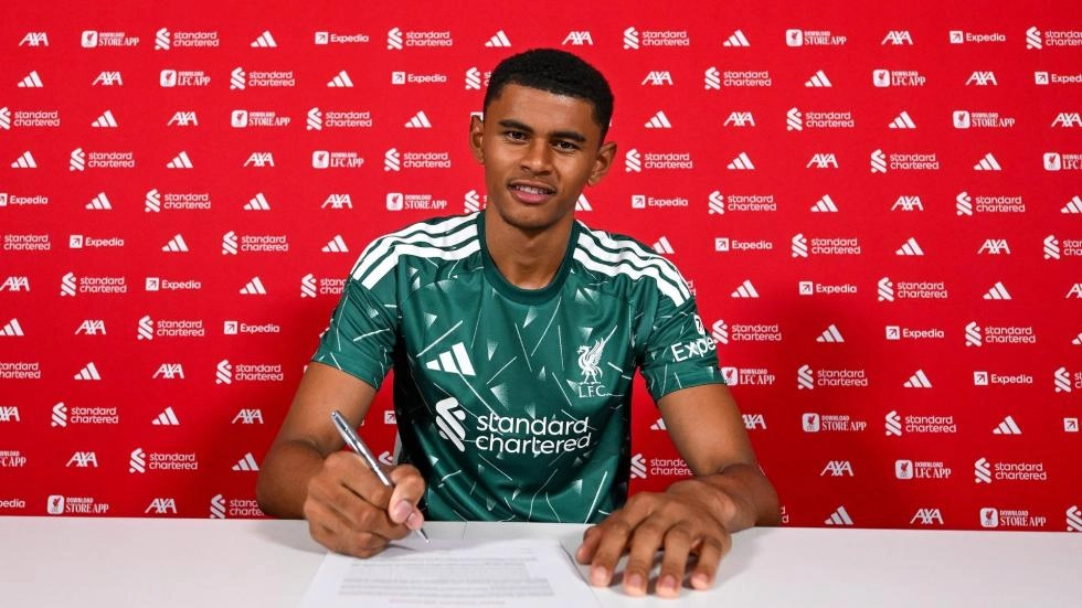 Liverpool agree deal to sign goalkeeper Lucca Brughmans