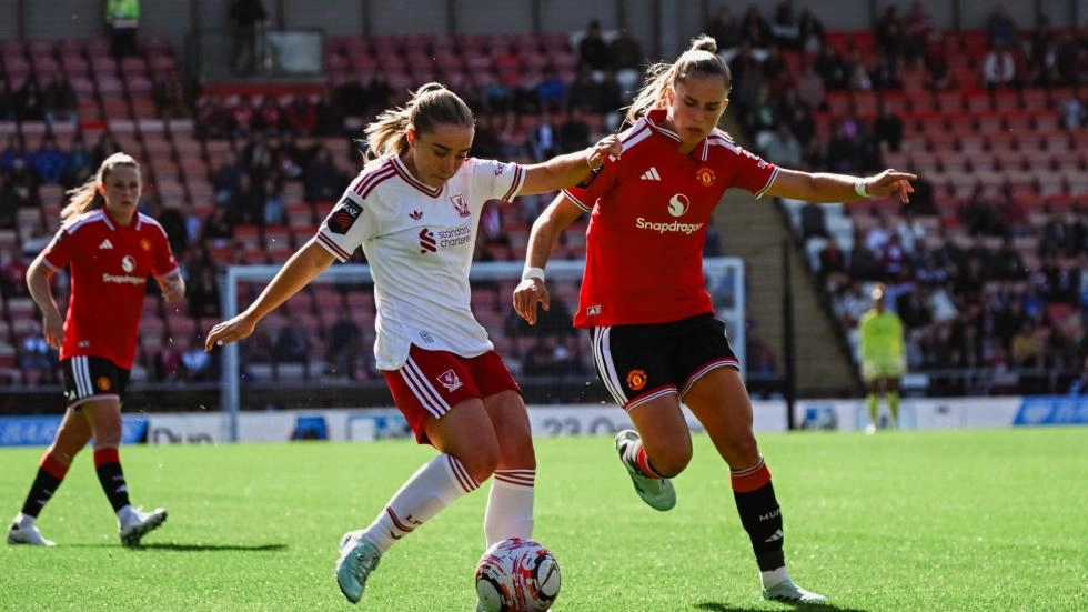 Liverpool fall to narrow defeat at Manchester United in WSL