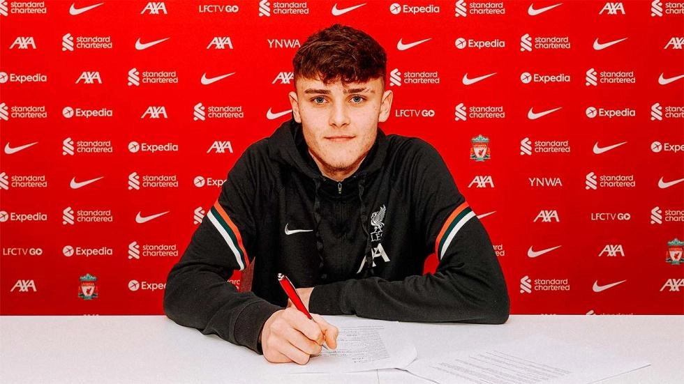 Bobby Clark signs first professional contract with Liverpool FC