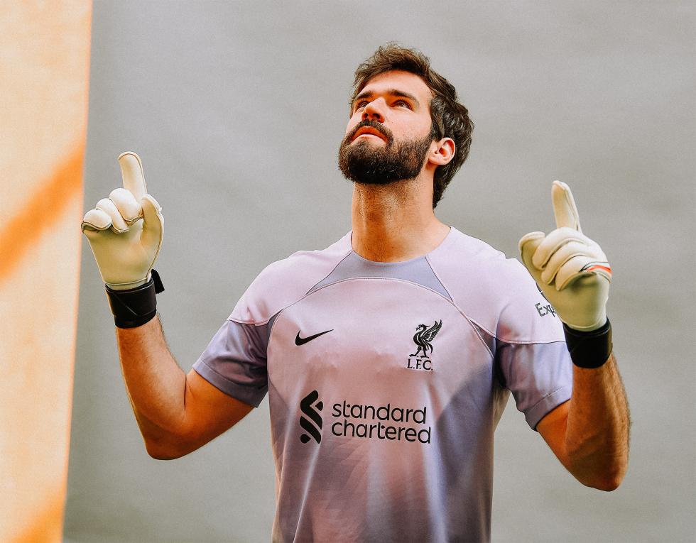 Liverpool pink 2025 goalkeeper top