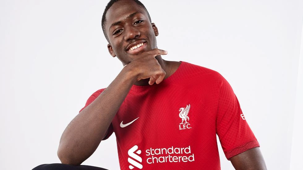 'Very nice!' - Behind the scenes of LFC's home kit photoshoot