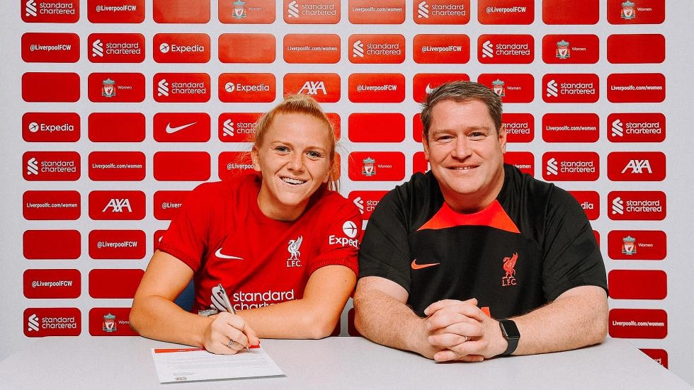 Ceri Holland signs new contract with Liverpool FC Women