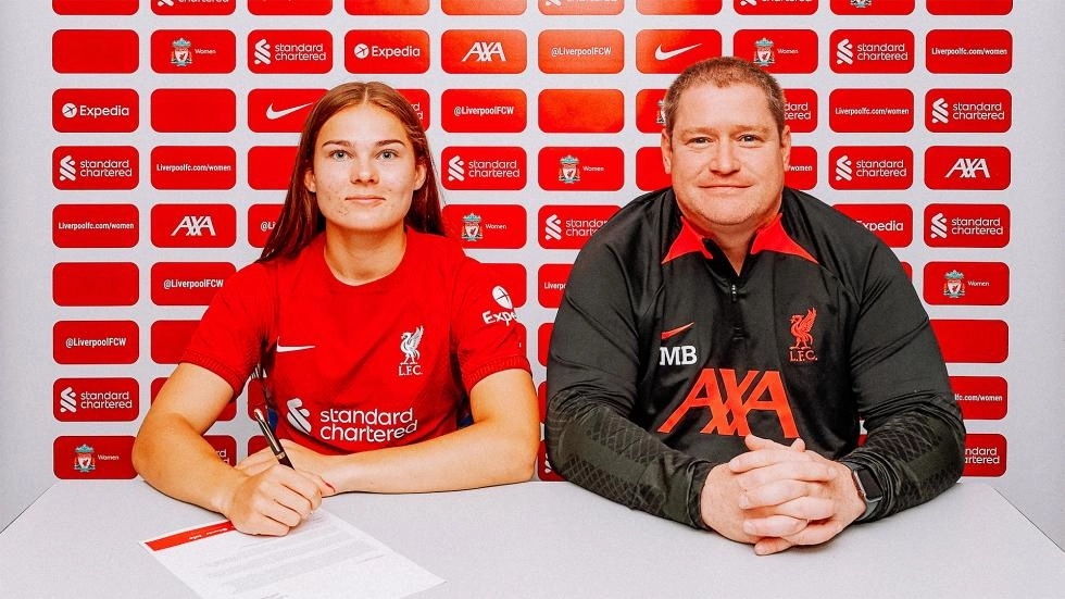 Lucy Parry signs first professional contract with LFC Women