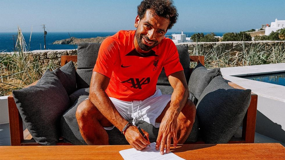 Mohamed Salah signs new long-term LFC contract
