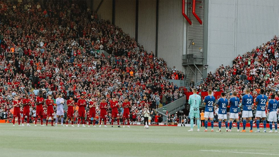 Anfield's applause in tribute to David Moores
