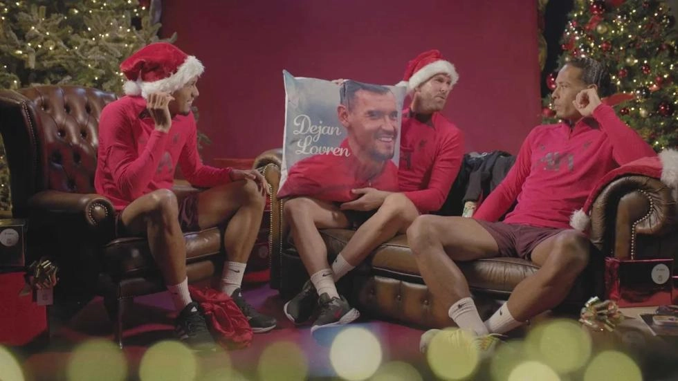 Adrian, Fabinho and Van Dijk play 'Guess the Christmas present'