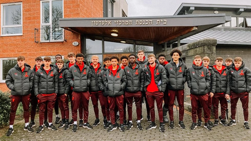 Liverpool U18s squad pay visit to local synagogue