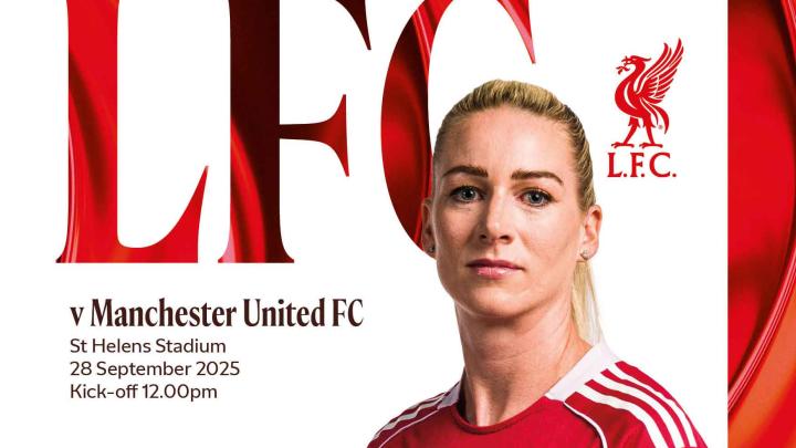 LFC女子対マンチェスター・ユナイテッドのマッチデープログラムを手に