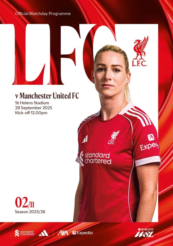 LFC女子対マンチェスター・ユナイテッドのマッチデープログラムを手に