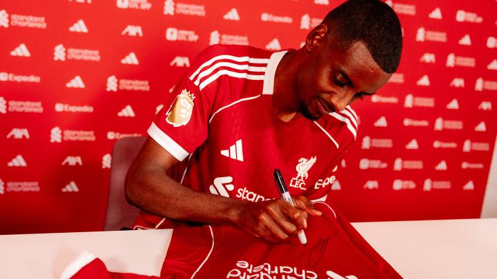 リバプールFC サイン入りシャツ L コンペティション:ミロス・ケルケスのサイン入りリバプールシャツを