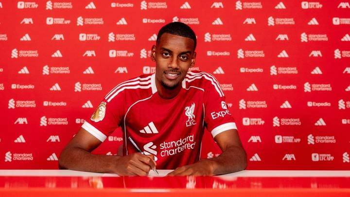 リバプールがアレクサンダー・アイザックの契約を完了 - Liverpool FC