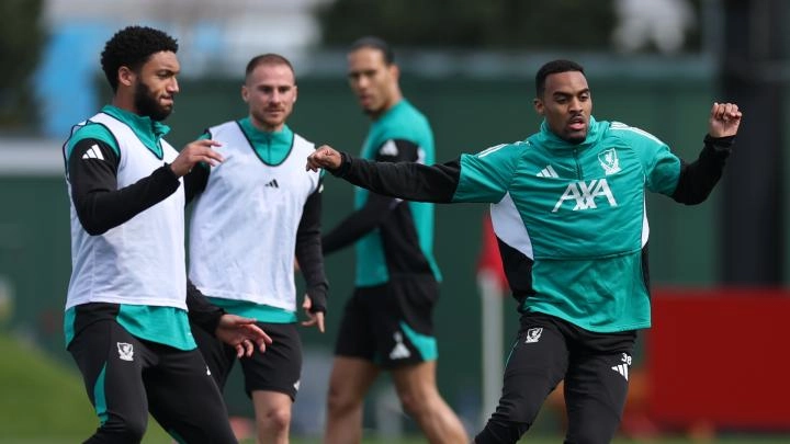 Watch again: Liverpool in pre-Paris Saint-Germain training