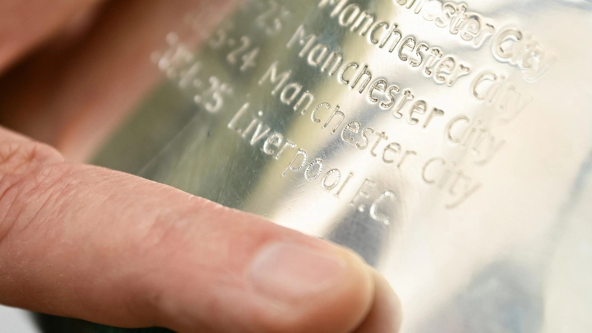 トロフィーに名前を！アンフィールドのリバプール・リフトに先立ち