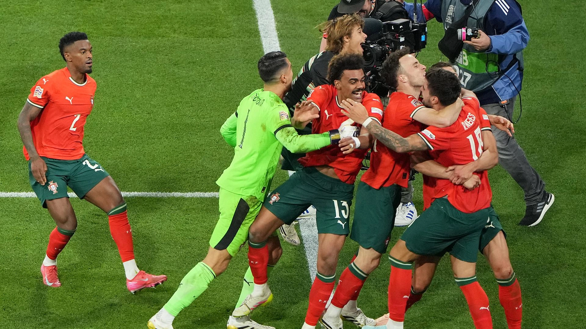サッカー　ポルトガル代表　ユニフォーム　ジョタ 4WQC4NTPEFPAFEXCDDIJ44CUQU.jpg