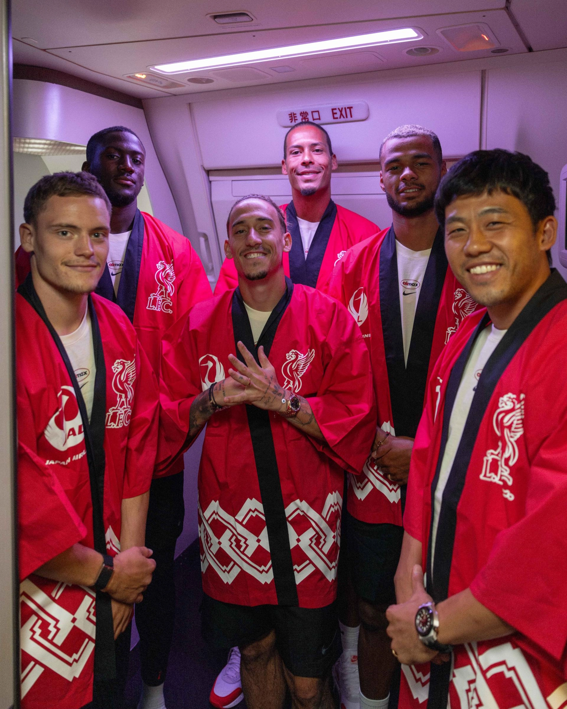 リヴァプール Liverpool FC 法被 Happi レッズがビートルズの象徴的な法被の写真を日本到着時に再現