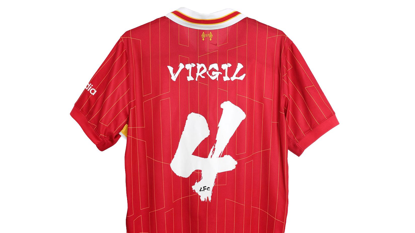 LFCと講談社が日本のプレシーズンに向けてユニークなシャツを
