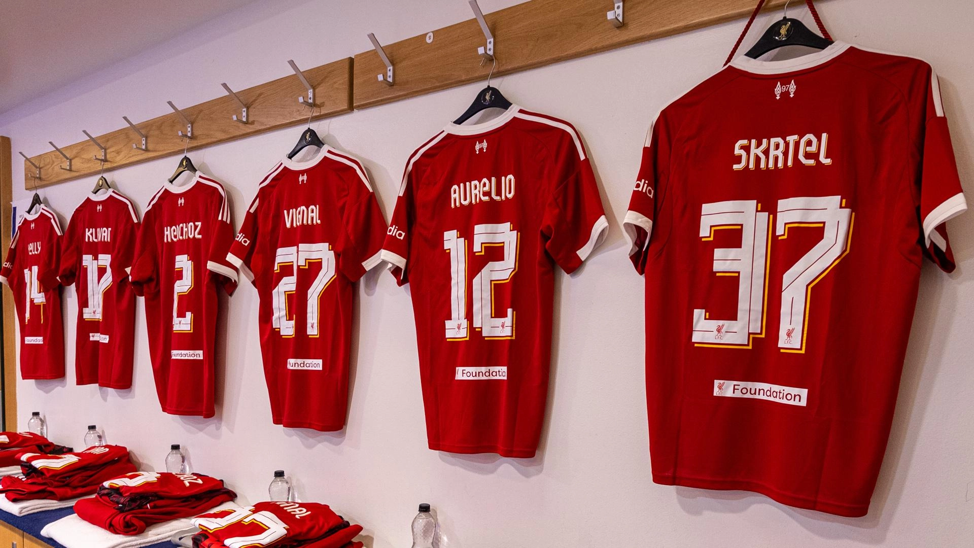 今すぐ入札：LFCレジェンドのサイン入りマッチ着用シャツがチェルシー