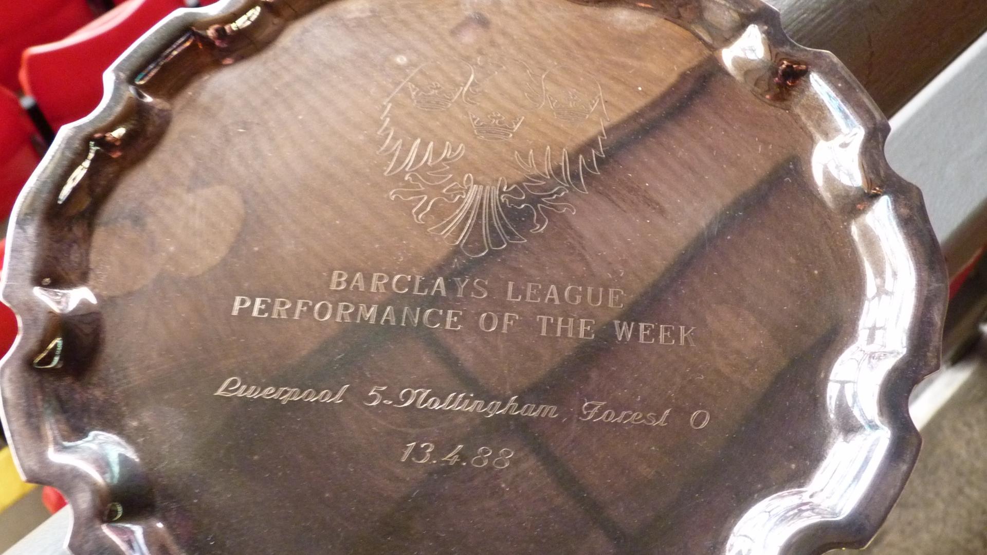 リバプール 5-0 ノッティンガム・フォレストを祝うシルバープラッター