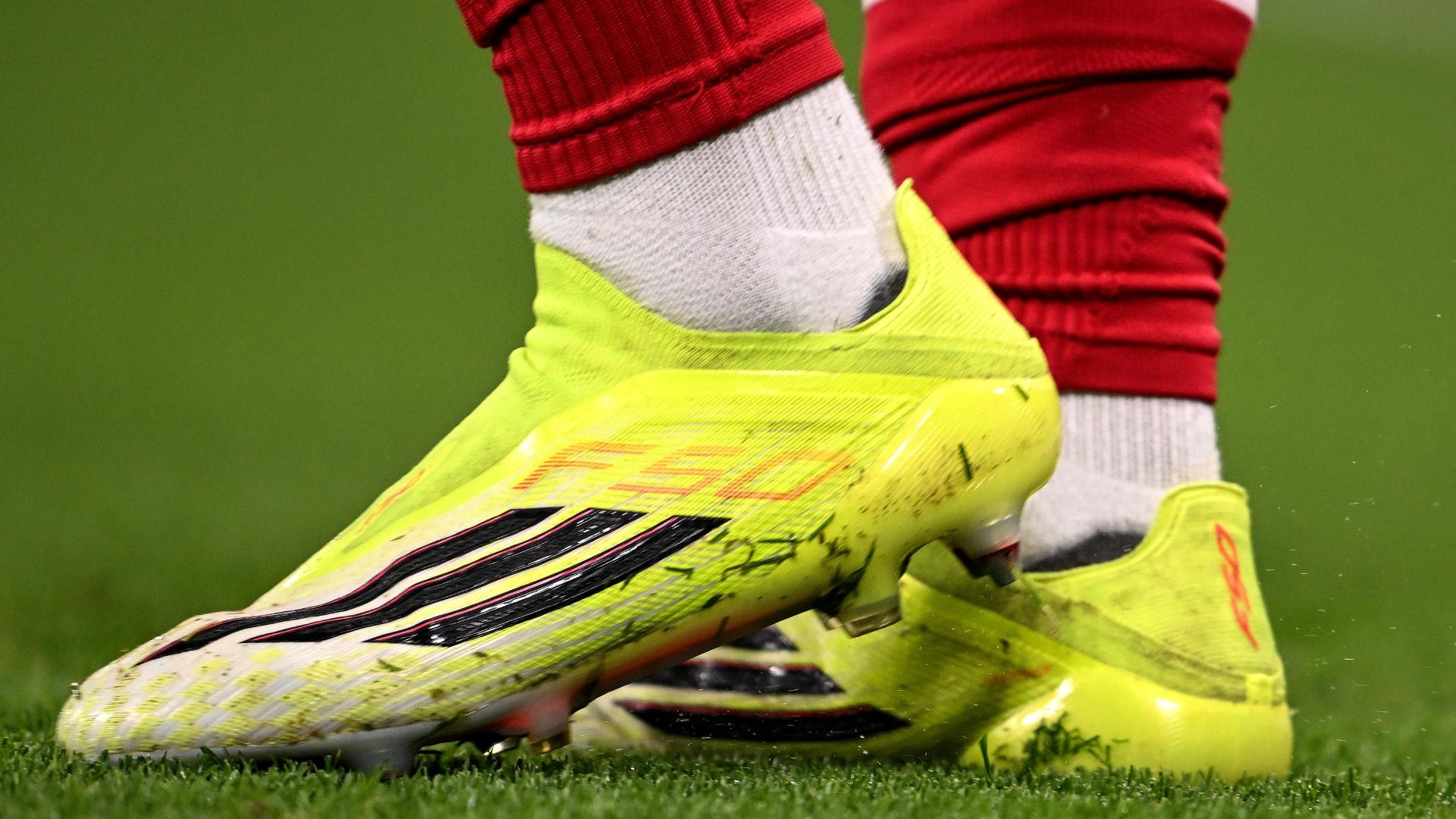 Ekitike、Wirtzなどが着用しているもの：F50 v Predator-アディダスの 