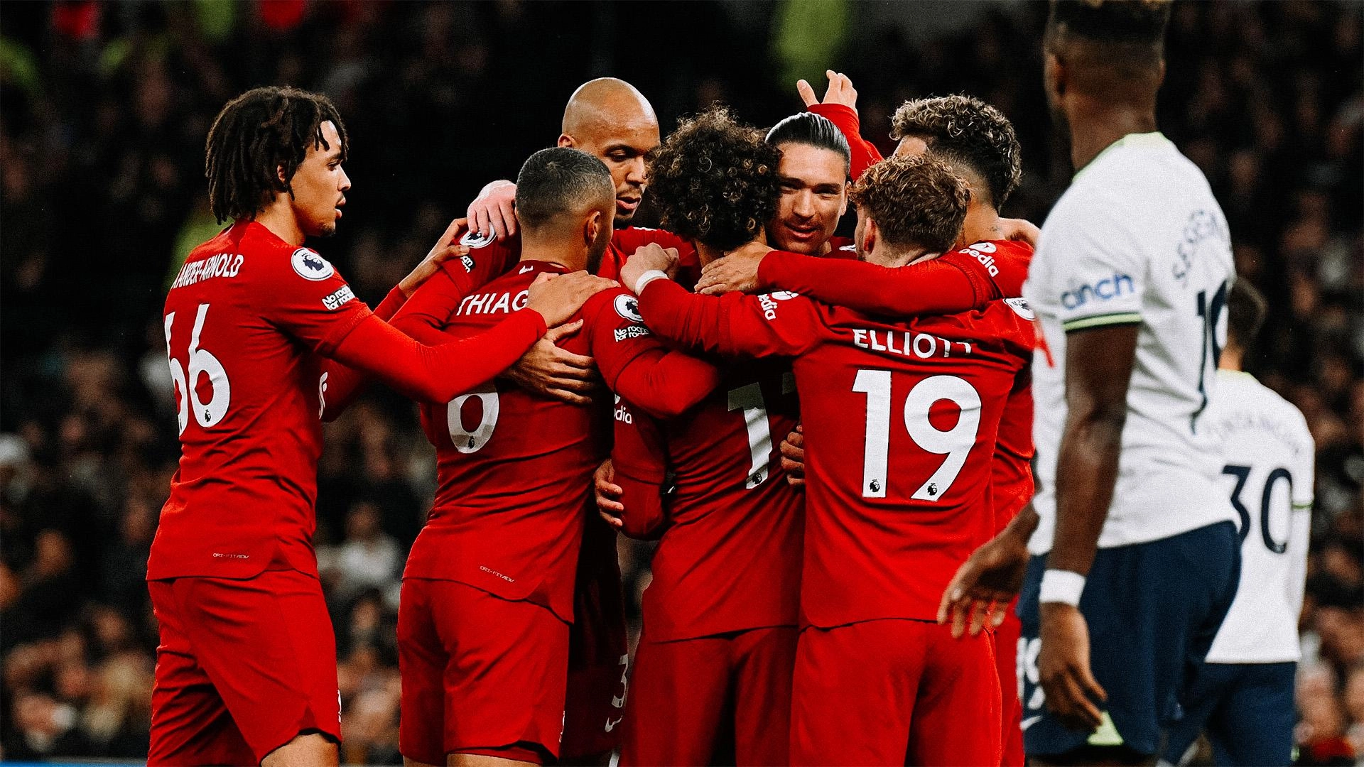 Salah faz dois, e Liverpool vence o Tottenham em jogo agitado do