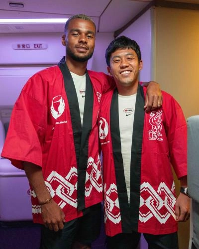 リヴァプール Liverpool FC 法被 Happi レッズがビートルズの象徴的な法被の写真を日本到着時に再現